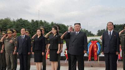 7月26日，金正恩女儿正式参与凭吊活动，与父母同行的全程画面引关注