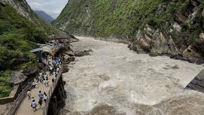 香格里拉虎跳峡景区落实地山体落石核查，游客可放心参与游览体验无阻碍