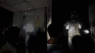 8月4日西安兵马俑馆突遇停电，观众举手机照明摸黑观展，多元参与体验引热议