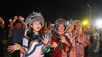 8月6日多地火把节燃篝火 各族群众与游客共赴狂欢盛宴