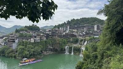活力中国调研行|一座挂在瀑布上的千年古镇,如何成为入境游新热门目的地