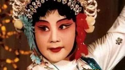 吃里扒外、永不回国？带30名演员留美不归，如今年过花甲归来