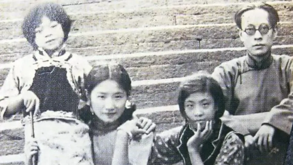1965年，陆小曼病逝，翁瑞午长女见四下无人，迅速解开了她的衣扣