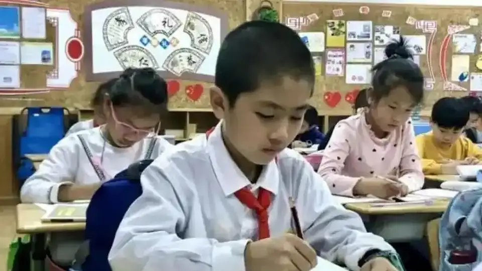中小学迎来“弹性放学”，离校时间更灵活了，家长直呼：终于等到了