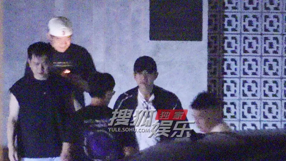 邓超深夜火锅局畅聊至凌晨 饭后拥抱好友不舍道别