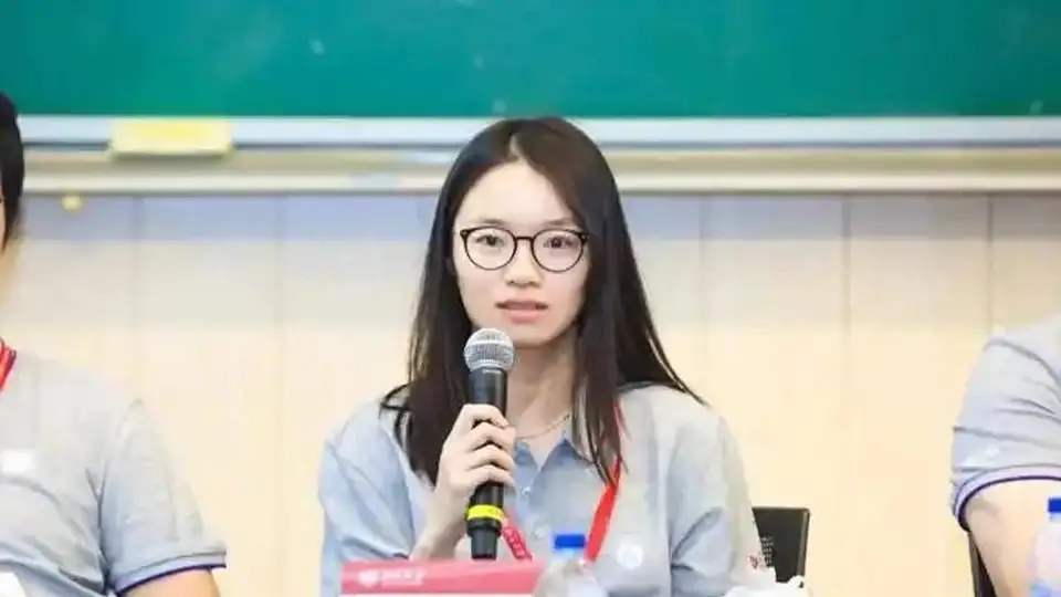 北大系列讲座座无虚席 韦东奕前排记录 菲尔兹奖得主王虹分享科研真相