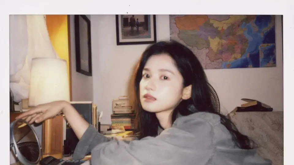 25日张婧仪复古拍立得写真解锁 多元氛围引粉丝直呼想沉浸式体验这份文艺慵懒感