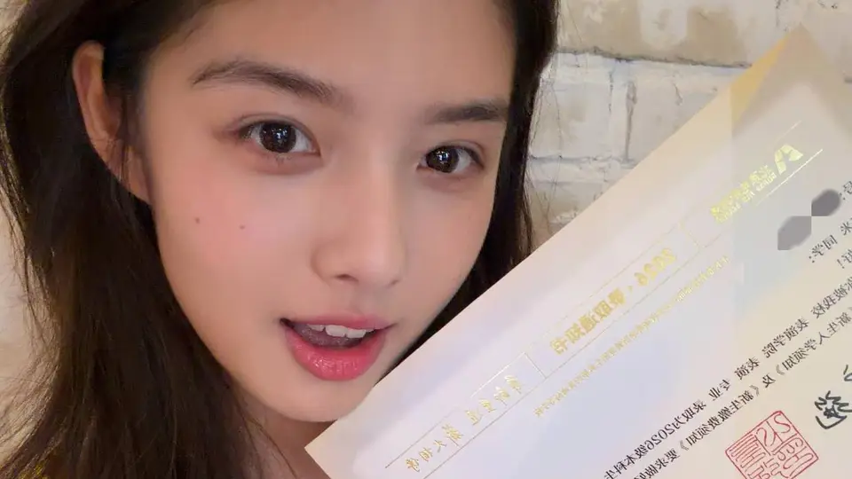 26日00后小花艾米晒北电录取通知书 对着镜头展露甜美笑容心情超好