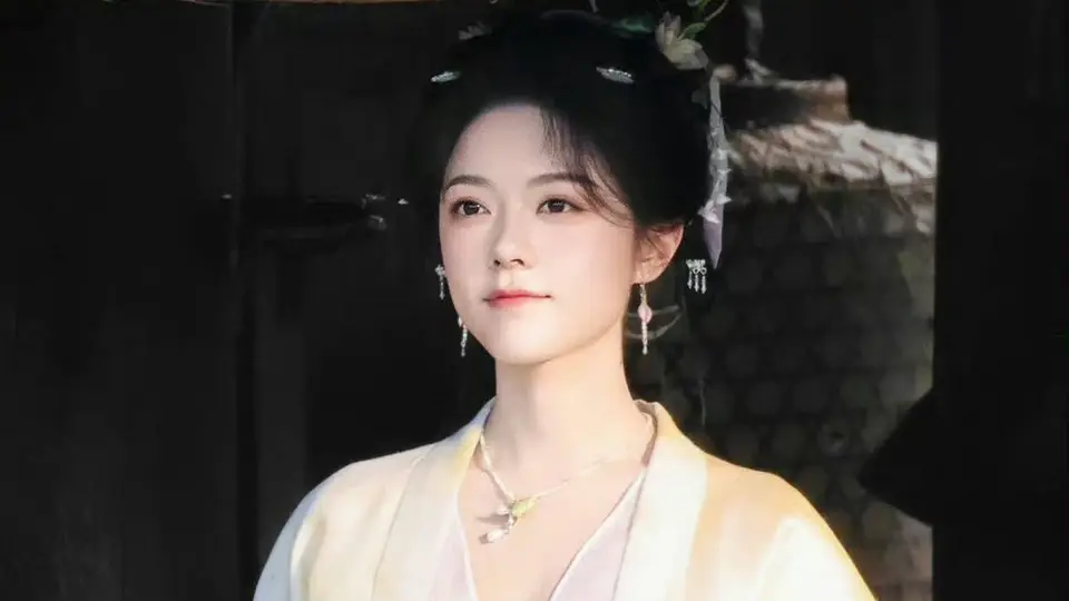 赵今麦现身《一念江南》拍摄花絮 鹅黄襦裙配油纸伞 灵动甜笑引得观众直呼少女感拉满
