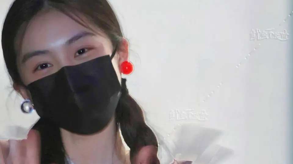 黄磊何炅同台话剧现场热闹 黄多多现身玩互动戴渐变龙珠耳钉超灵动