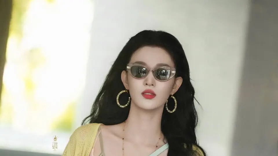 王楚然拿捏“仙女裙”！粉色印花吊带裙搭绿色开衫，度假氛围拉满