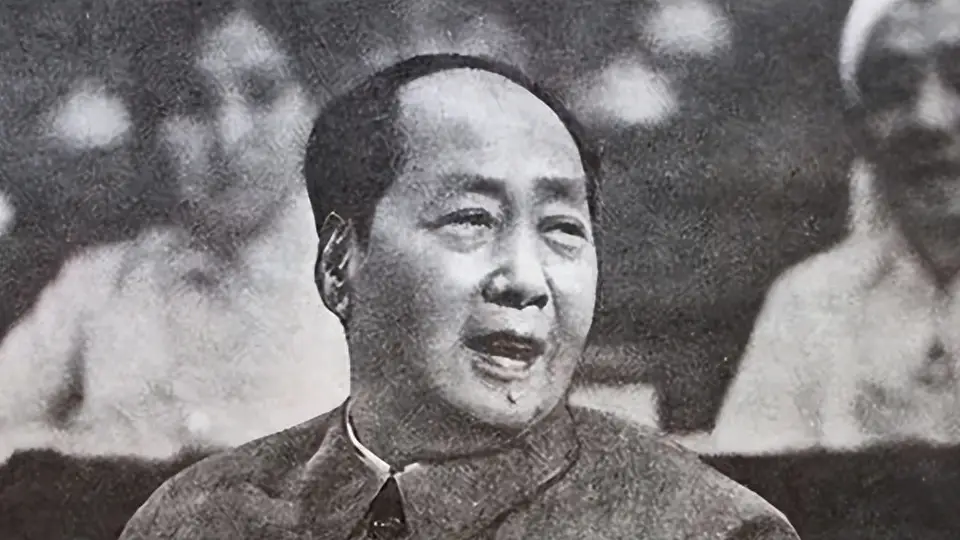 驻足天安门广场前 从37米花岗岩丰碑读懂那片土地上的人民共同记忆