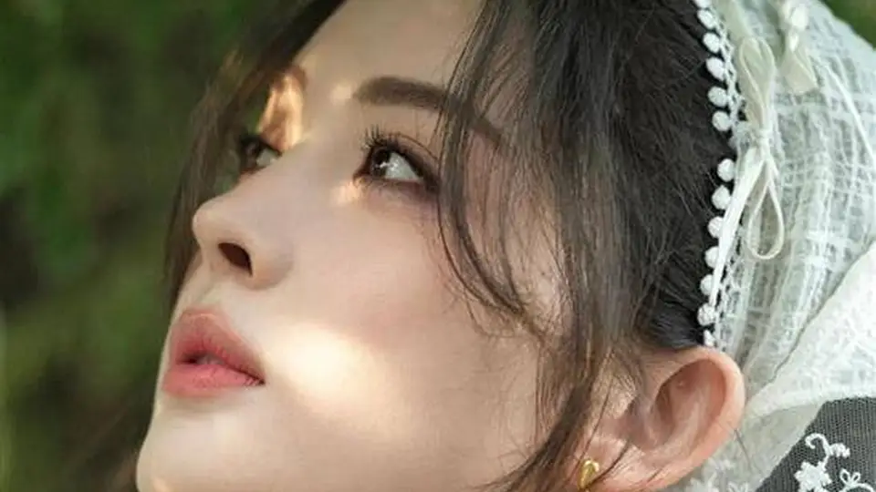 娜扎三伏天拍复古田园写真 穿红拖踩高温演活真实邻家少女