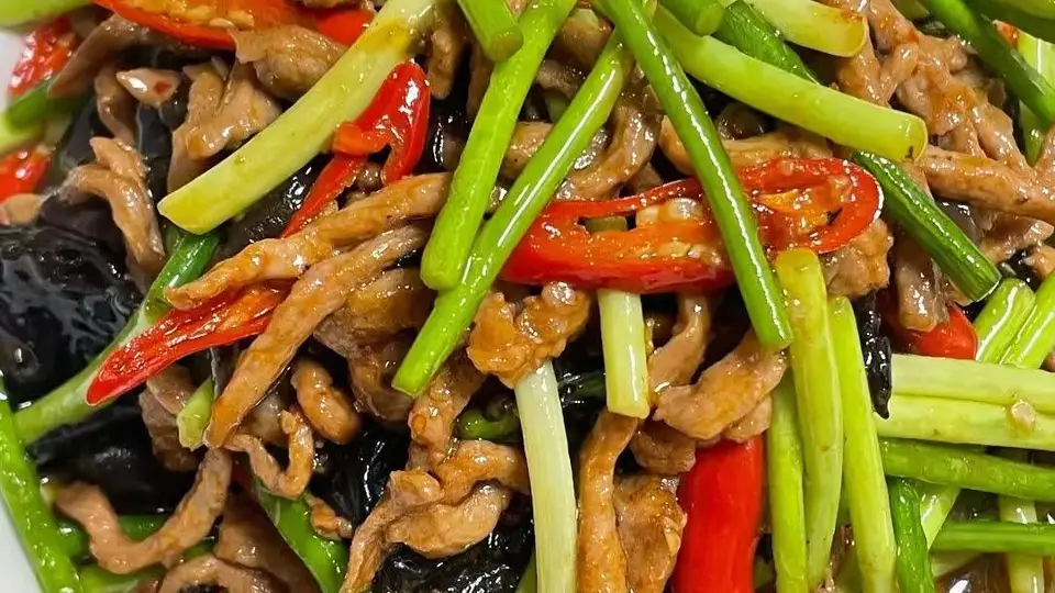 来试试动手做这道蒜苔木耳炒肉丝 脆嫩食材配快手做法轻松拿捏下饭幸福感
