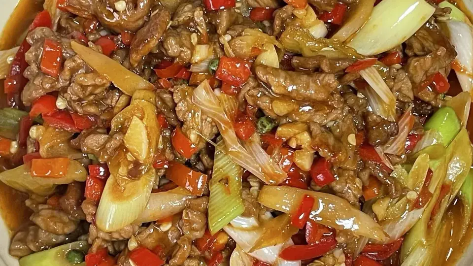 炒个酸辣葱爆肉，泡椒灵魂米酒腌肉，10分钟快手菜配三碗饭都不够吃