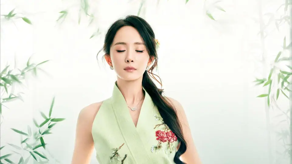 杨幂最新竹林大片绿意盎然 优雅穿搭尽显东方韵味