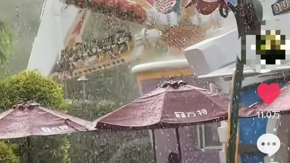 山西大同方特一360度旋转项目运行中遇暴雨，客服：以自动模式完成流程，游客安全