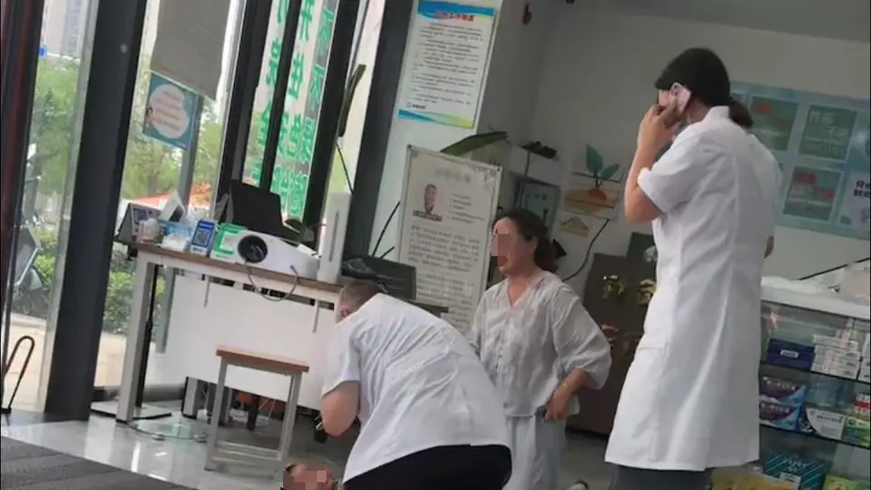3分26秒，南京59岁医生跪地救回不足两岁窒息幼儿，当事人：目前孩子无大碍