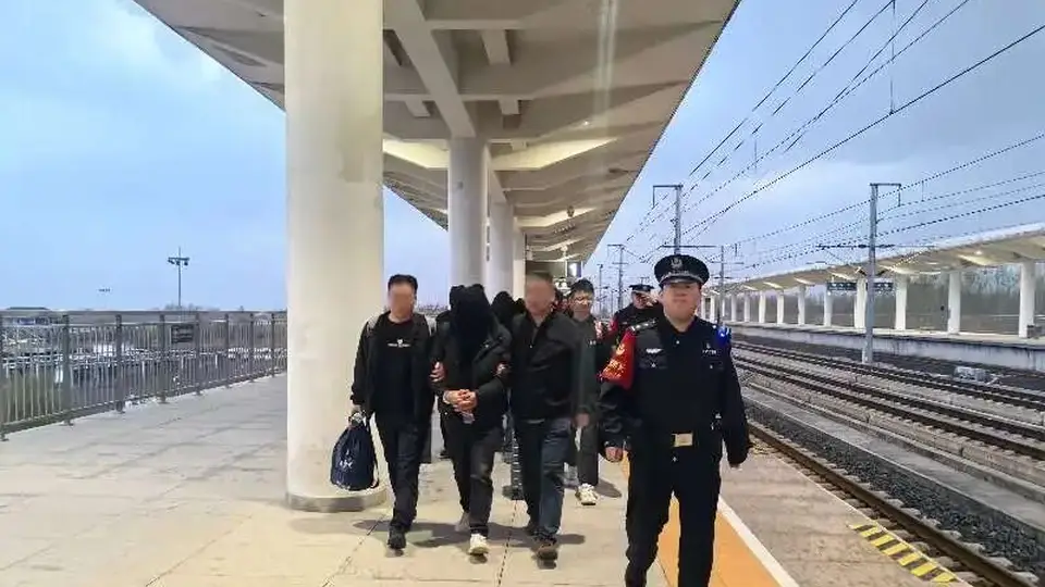 化学硕士突然辞职竟为参与制毒，特大跨国制贩毒案告破71人被抓，现场缴获制毒原料5吨