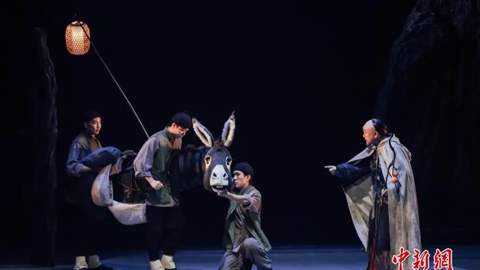 演员何冰用话剧诠释古代清官郑板桥