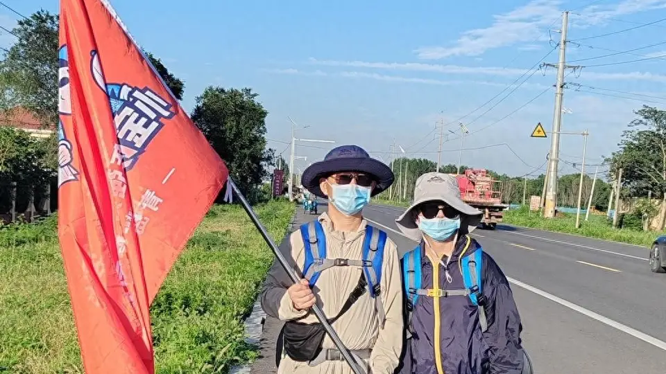 青岛故事丨步履丈量千里山河！青岛父子计划40天徒步赴西安