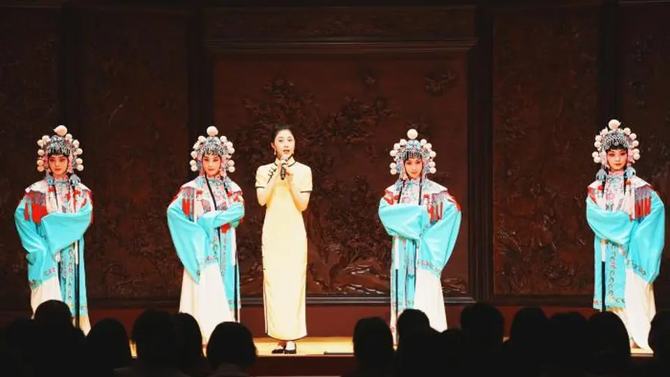 四地京剧院团贵阳齐聚 蘸水配京剧引来戏迷围观盛会