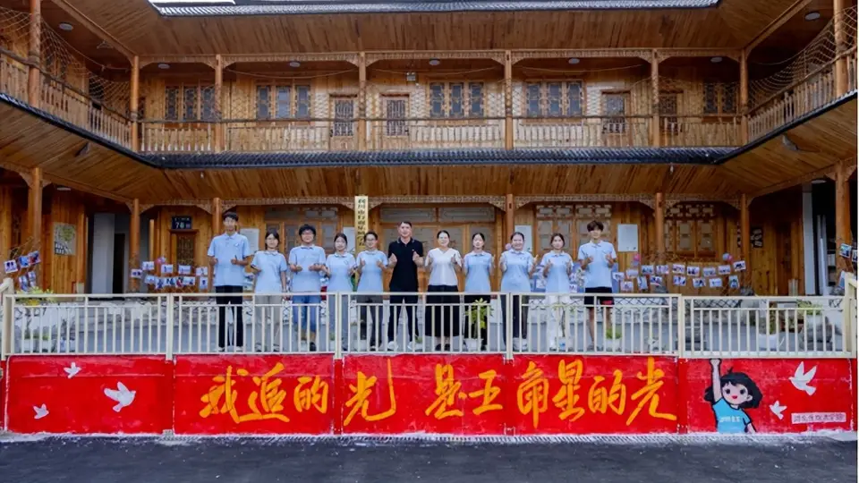 湖科青年下乡送暖心服务 为高龄老人拍专属肖像带孩子遨游新奇课堂