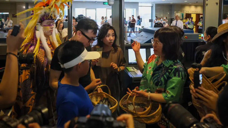 上海博物馆邀现场看展观众亲手掰玉米，穿美洲风云肩拿竹篮，在玉米神引导下体验秋收乐趣
