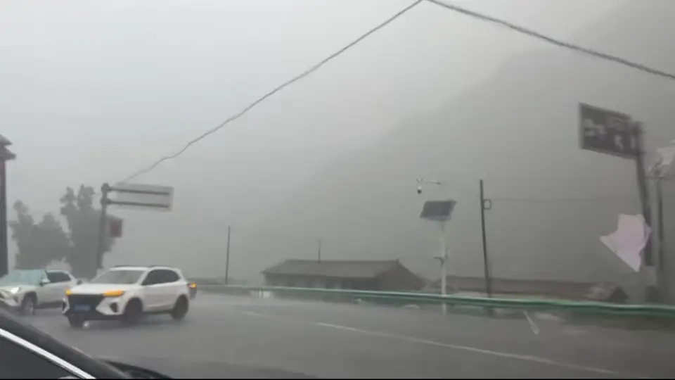 甘肃双石门景区露营遇雨 游客亲历山洪避险经历引关注