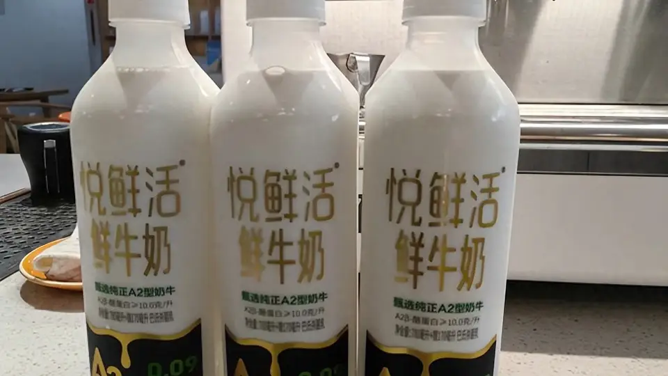 满街奶茶店悦鲜活空瓶摆成阵 参与打卡的你是否被营销套路带偏？