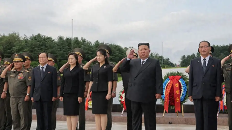 7月26日，金正恩女儿正式参与凭吊活动，与父母同行的全程画面引关注