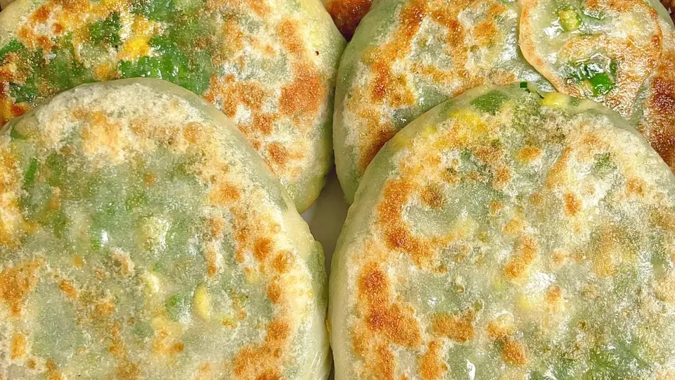 周末在家跟着网友学做半烫面馅饼 擀出又薄又韧的饼皮煎到外脆里软超解馋