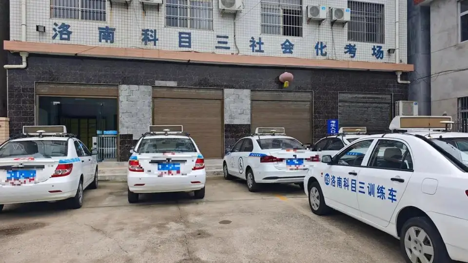陕西商洛学员科三要交500元考场使用费 附近围观学员直言无奈 考场车管所发改委说法不一