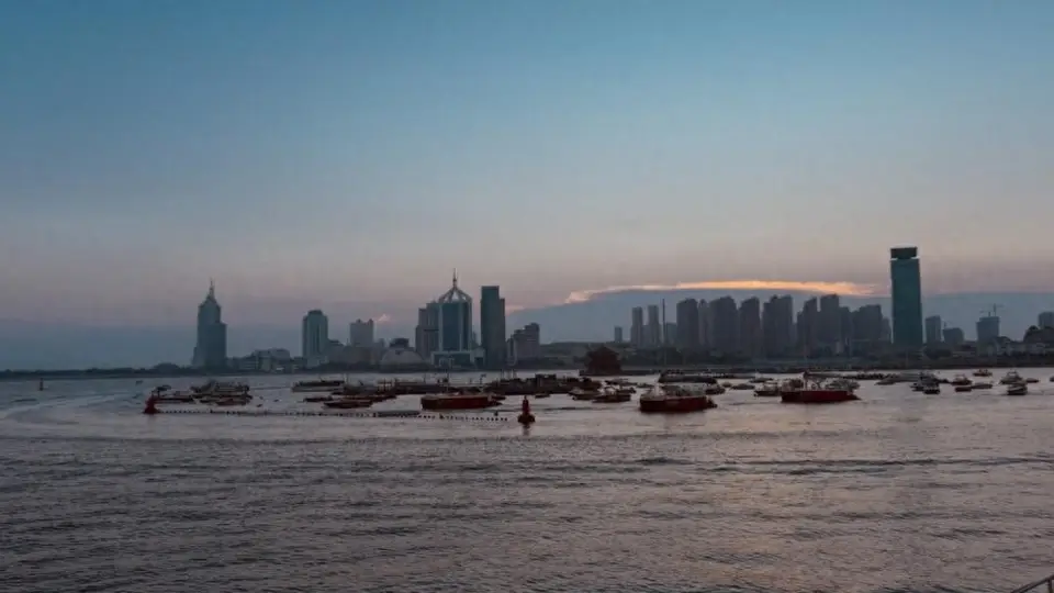 登船体验百年栈桥海上夜游 举杯赴青岛夏夜微醺浪漫时光