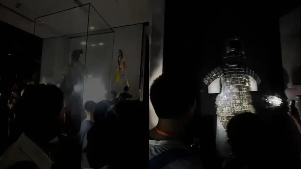 8月4日西安兵马俑馆突遇停电，观众举手机照明摸黑观展，多元参与体验引热议