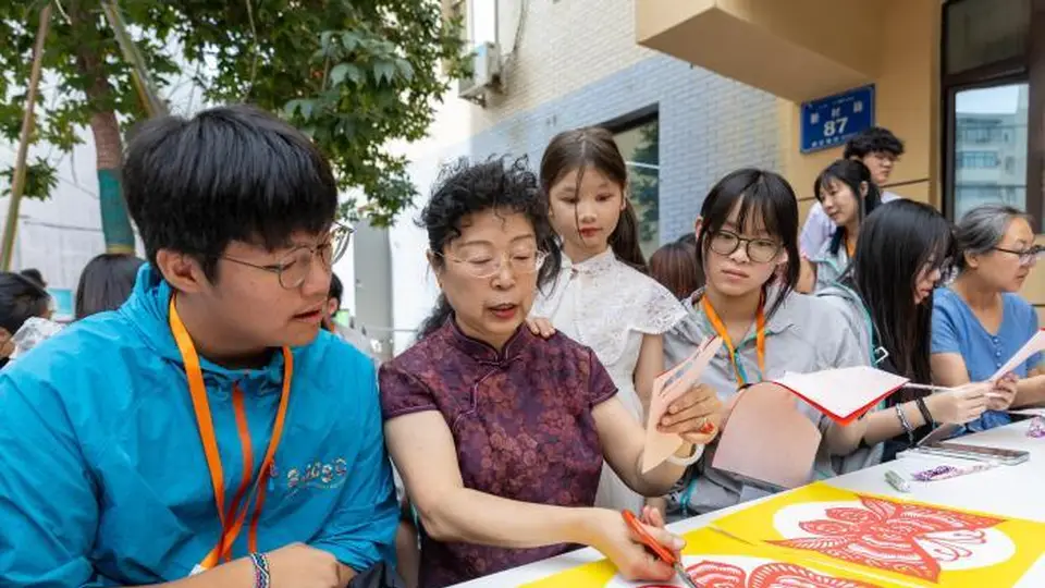 30多名香港研学学子走进乌鲁木齐社区 与当地青少年共赴多元文化互动体验