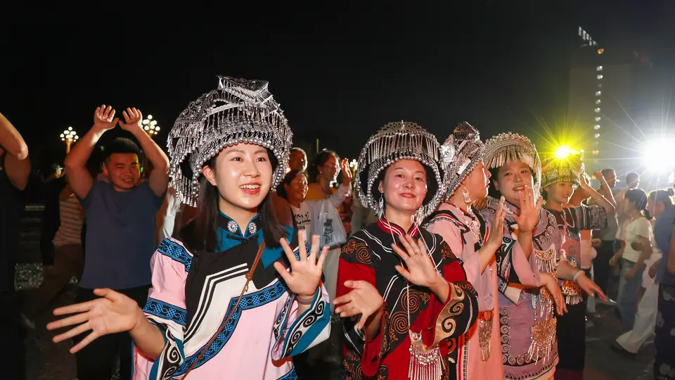 8月6日多地火把节燃篝火 各族群众与游客共赴狂欢盛宴