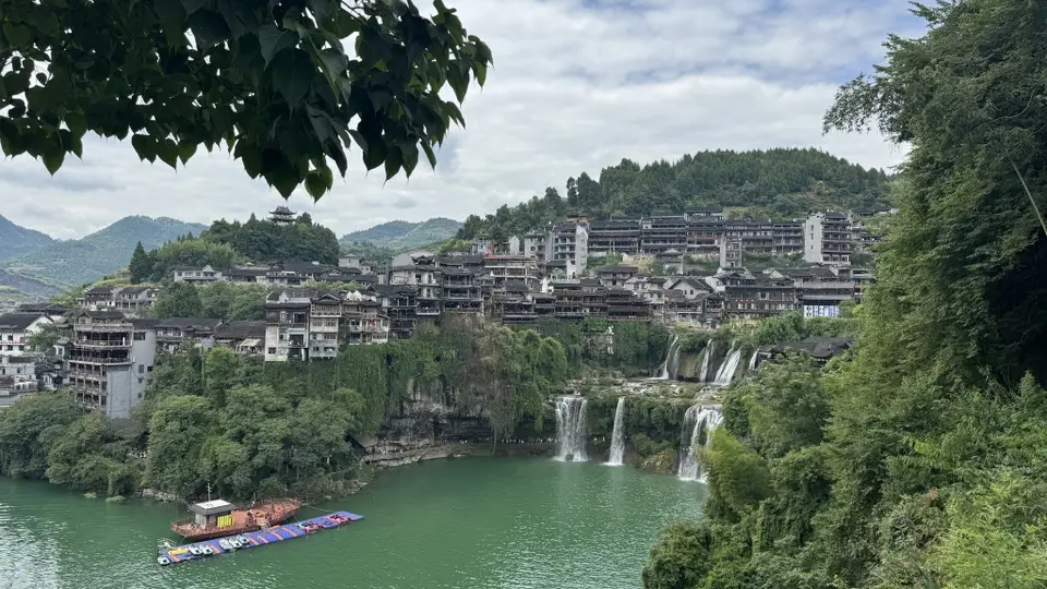 活力中国调研行｜一座挂在瀑布上的千年古镇，如何成为入境游新热门目的地