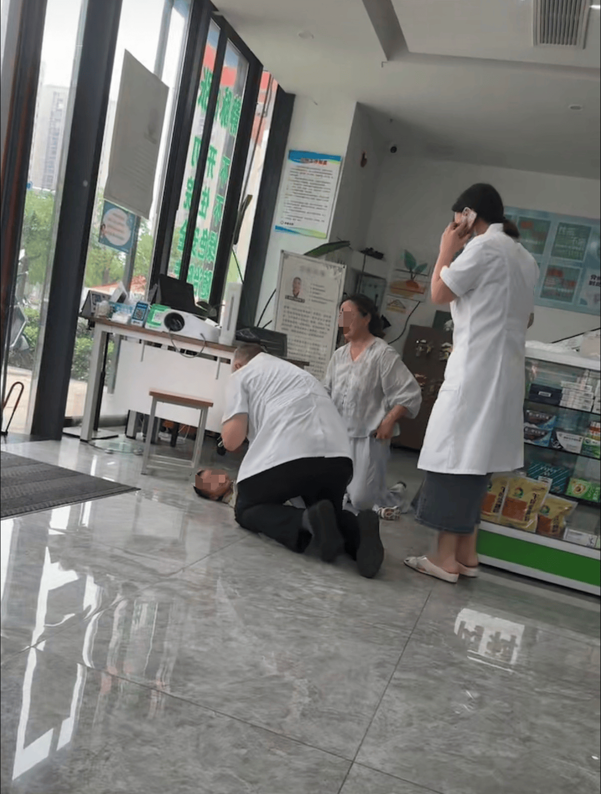 3分26秒，南京59岁医生跪地救回不足两岁窒息幼儿，当事人：目前孩子无大碍