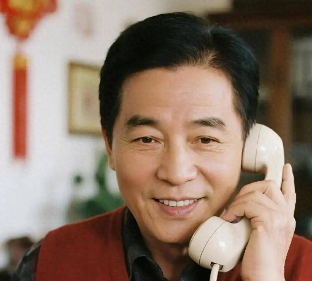 亲戚打来电话说要来我家附近旅游，命令我花巨资来招待他