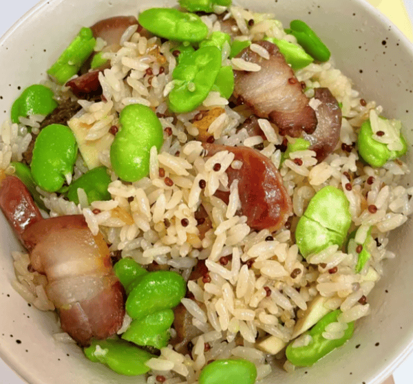 家常蚕豆腊肉焖饭，原汁原味吃出地道春日鲜香
