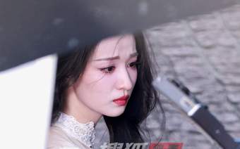 王楚然穿白裙吹泡泡 眉眼低垂温婉动人