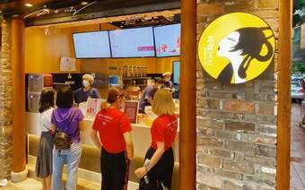 广州这家奶茶店几乎随处可见，游客看着却很眼熟：这是山寨的吗？