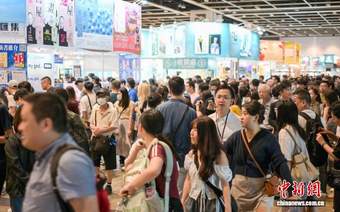 民众周末逛香港书展