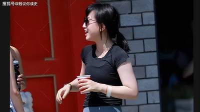 一条普通打底裤，撕裂了性别与时代的尊严战场？