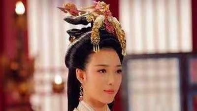 崇祯帝捧着宠妃的绣花鞋欣赏，谁知鞋面有字，直接要了宠妃的命