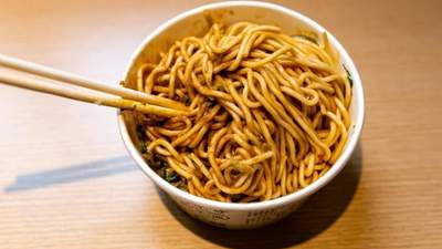 热干面江湖：文食肆热干面如何征服北方人的胃？