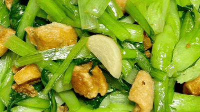 区分梗叶分步翻炒，解锁这道湘味小炒的烹饪诀窍