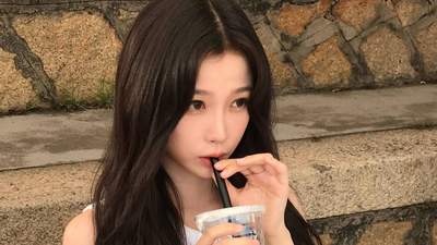 虞书欣穿白色上衣喝气泡水 活泼俏皮化身元气少女