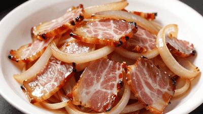 腊肉炒洋葱：一场风味交融的味觉盛宴